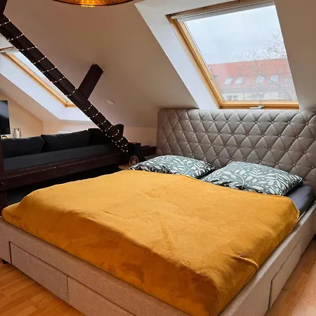 Charmante Dachgeschosswohnung شقة